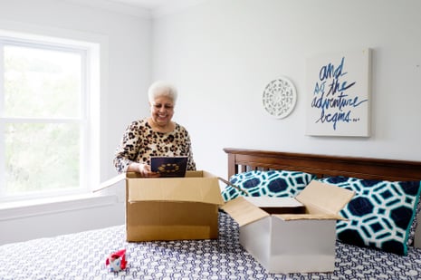 Ladydecluttering500x333